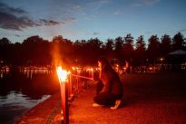 Der Kauf einer Fackel unterstützt den Bürgerparkverein und das Konzert. Foto: Konstantin Zigmann