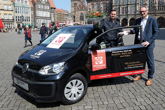 Hauptgewinnübergabe auf dem Marktplatz