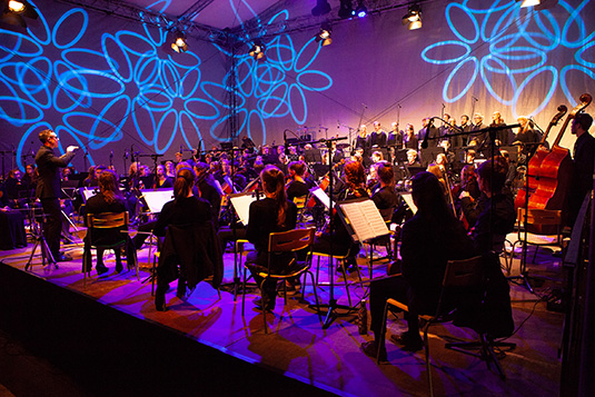 Das Jugendsinfonieorchesters Bremen-Mitte mit dem Chor Northern Spirit