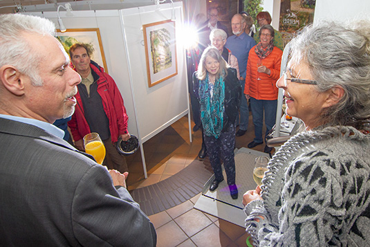 Parkdirektor Tim Großmann und Sonia Schadwinkel eröffneten die Ausstellung im Foyer der Meierei